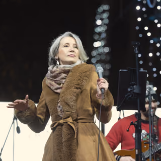 The singer in a fur coat on the Advent stage