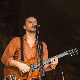 The guitarist singing and playing