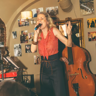 The singer in a red blouse, double bass in the background